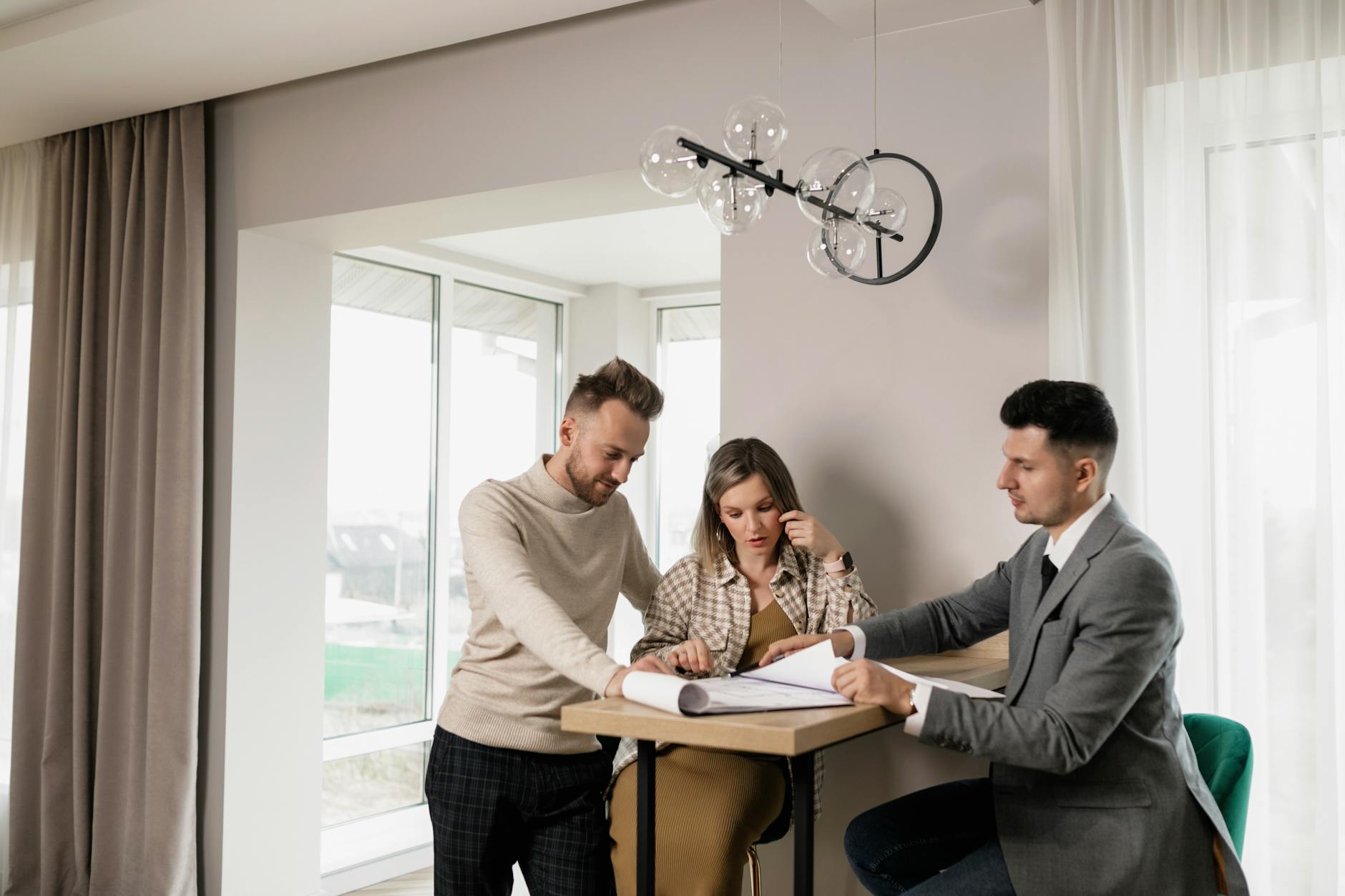 Couple avec un agent immobilier
